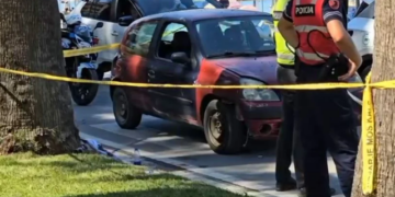 Aksident në Vlorë, i moshuari përplaset te vijat e bardha, në gjendje të rëndë në spital