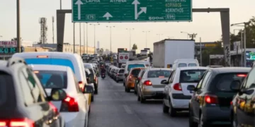 Përplasje e fuqishme/ Pesë automjete ‘përballen’ në autostradë, raportohen të plagosur