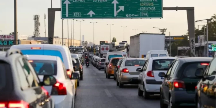 Përplasje e fuqishme/ Pesë automjete ‘përballen’ në autostradë, raportohen të plagosur