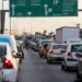 Përplasje e fuqishme/ Pesë automjete ‘përballen’ në autostradë, raportohen të plagosur