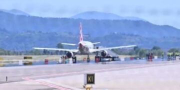 Hyri me forcë në pistën e aeroportit, burri thithet nga motori i avionit