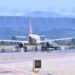 Hyri me forcë në pistën e aeroportit, burri thithet nga motori i avionit