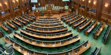 Vetëm 15 ditë nga përfundimi i afatit të vënë nga Kushtetuesja, sot tentativa e 45-të për konstituimin e Kuvendit të Kosovës