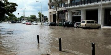 Nga vapë në stuhi/ Vendi fqinj përballet me reshje, breshër dhe përmbytje