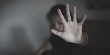 Korçë/ Ushtroi dhunë ndaj nënës së saj, policia arreston vajzën 30-vjeçare