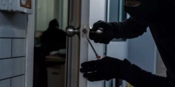 Grabitje në Dibër, hajdutët nuk kursejnë as frigoriferin, vjedhin para, bizhuteri dhe ushqime