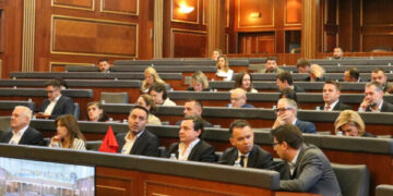 Ngërçi në Kosovë pezullon mbi 35 projektligje, paralajmërohen pasoja për qytetarët
