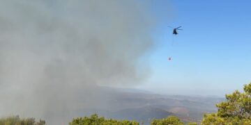 Vatra e zjarrit në Drenovë ende aktive/ 40 trupa të Forcave të Armatosura në terren, ndërhyhet edhe nga ajri me helikopterin Cougar