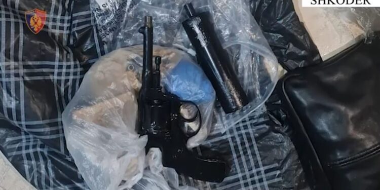 Me pistoletë, kapsolle donatore, silenciator, municion luftarak e kokainë, arrestohet 42-vjeçari