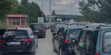 Rradhë kilometrike në Qafë Thanë/ Dogana punon me një sportel në hyrje e dalje