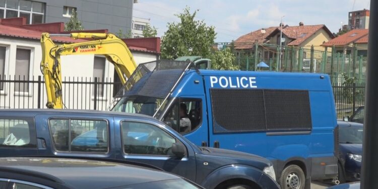 Çfarë po ndodh? Katër zyrtarë në pranga, kontrolle në Arkivin Shtetëror dhe Kadastrën