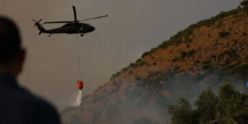 “17 vatra zjarri në vend – 1000 forca në terren, ndërhyrje nga ajri”