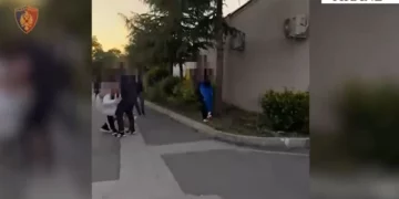 Morën në postë pakon me drogë të ardhur nga SHBA, arrestohen dy të mitur në Vorë