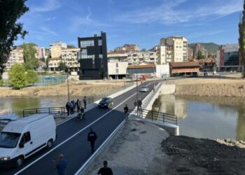 Përfundojnë punimet, hapet ura e re që lidh Mitrovicën