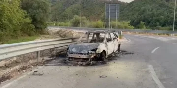 Shkrumbohet ‘Fordi’ në aksin Kuç-Qeparo, flakët djegin plotësisht makinën