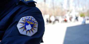 Aksident i rëndë në Pejë, makina përplaset me shtyllën, ndërron jetë në spital shoferi