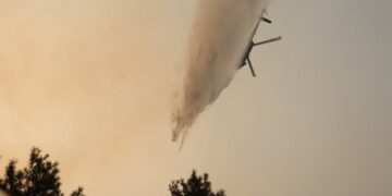 Situata e rëndë nga zjarret/ Vengu: 3 helikopterë po operojnë në Gramsh, 2 të tjerë në Delvinë