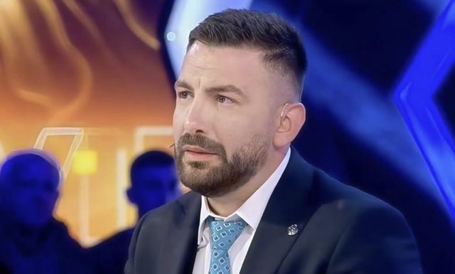 Këngëtari i njohur Kelly po përballet me një paralizë faciale që i ka prekur gjysmën e fytyrës dhe qafën