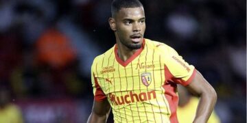 Interi piketon përforcimin në mesfushë pas largimit të Asllanit