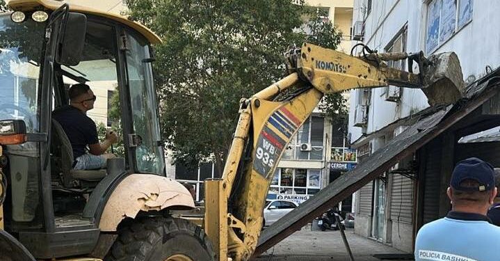 Rama publikon pamje nga aksioni në Durrës: Hapësirat publike po çlirohen për t’i hapur rrugë Rilindjes Urbane 2.0