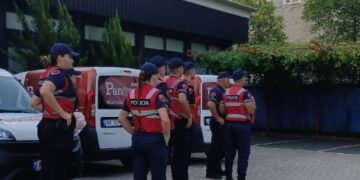 Policia e Shtetit rrethon News24, kërkon nxjerrjen me forcë nga ambientet. Gazetarëve u ndalohet hyrja në redaksi