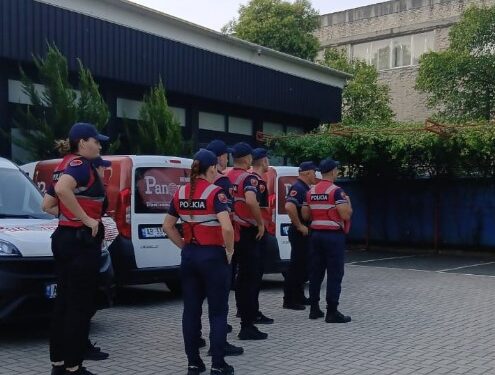 Policia e Shtetit rrethon News24, kërkon nxjerrjen me forcë nga ambientet. Gazetarëve u ndalohet hyrja në redaksi