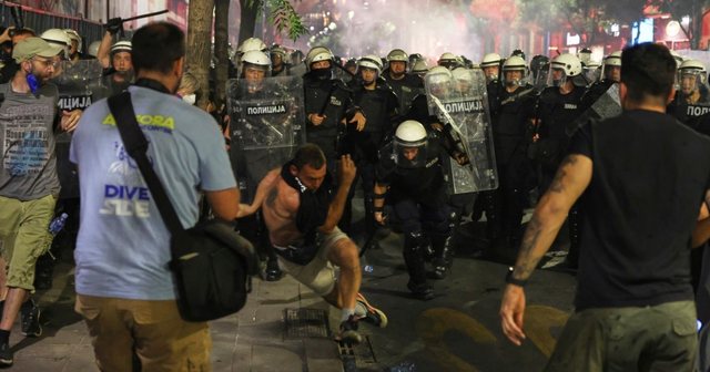 Serbia e ndarë: Vijë e hollë mes përplasjeve politike dhe dhu*ës