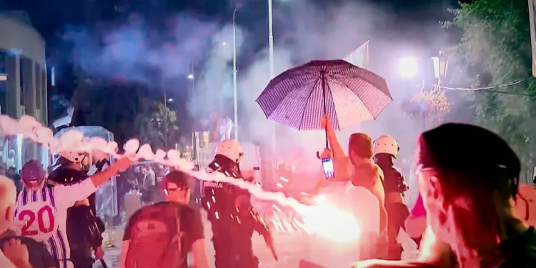 Natë e dhunshme në Serbi, 16 policë të plagosur, reagon Vuçiç: Atentat i shumëfishtë