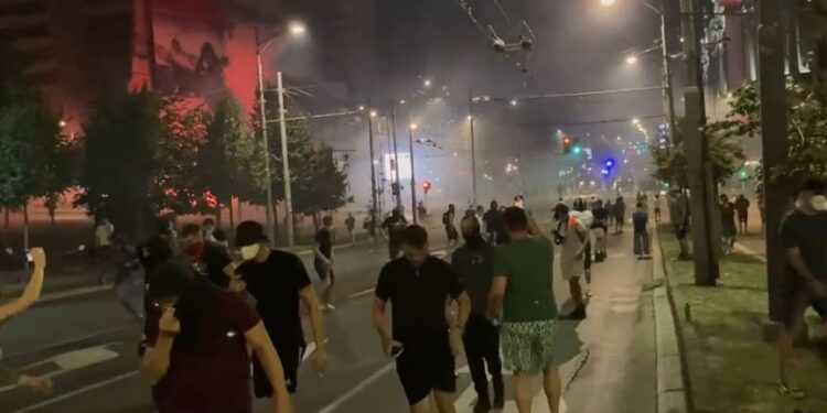 Përleshje të dhunshme mes protestuesve dhe policisë në Serbi