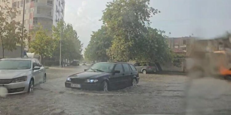 Reshjet e shiut përmbytin rrugët e Vlorës, bashkia shpall gjendjen e emergjencës