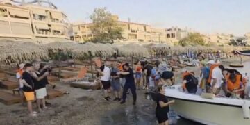 Trageti mbytet dhjetë minuta pas nisjes në bregun e Glaros, shpëtojnë mrekullisht pasagjerët