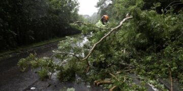 Mijëra njerëz kalojnë natën e dytë pa energji elektrike në vendin e goditur nga stuhia “Floris”