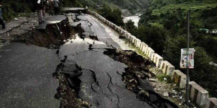 ‘Çmendet’ moti/ Përmbytjet bejnë kërdinë në këtë vend, raportohet për disa persona të zhdukur