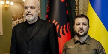 Zelensky bisedë telefonike me Ramën: Po punojmë t’i japim fund vrasjeve nga Rusia