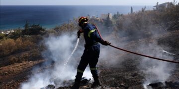 Greqia “pushtohet” nga flakët, evakuohen disa zona banimi për shkak të zjarreve në pyje