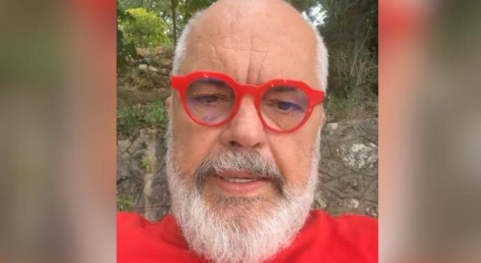 “Pse nuk u shton rrogat zjarrfikësve, apo i ke harxhuar paratë me avionë?”, Rama i përgjigjet komentuesit