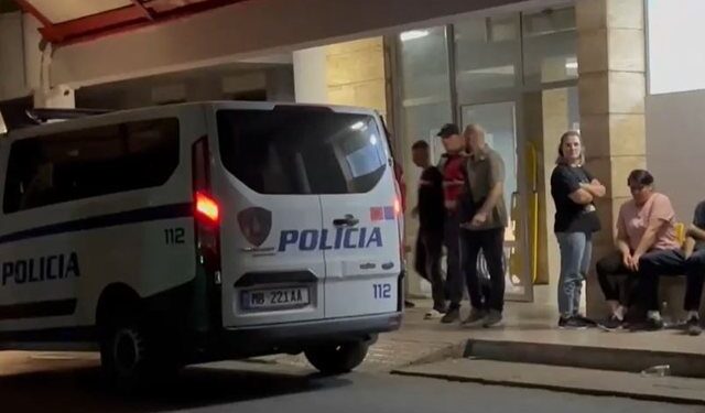 Vrasja e 14-vjeçarit në Maliq, autori i dyshuar del nga spitali i shoqëruar nga policia, do merret në pyetje