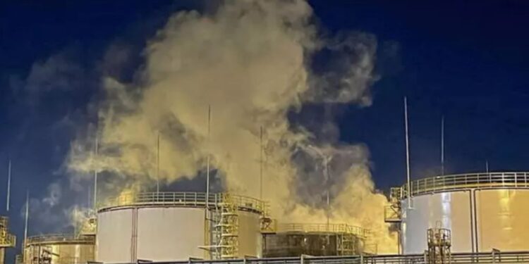 Mediat ukrainase raportojnë sulm masiv ndaj Rusisë, rafineria në flakë