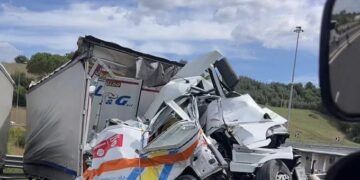 Aksident tragjik në Itali/ Kamioni përplaset me disa automjete, tre të vdekur dhe 15 të plagosur