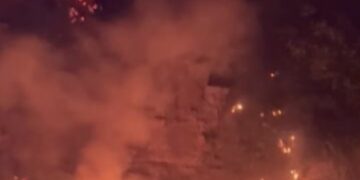 Flakët shkrumbojnë banesa e stane, shpërthejnë dy bomba të Luftës II Botërore në Lekël, Tepelenë