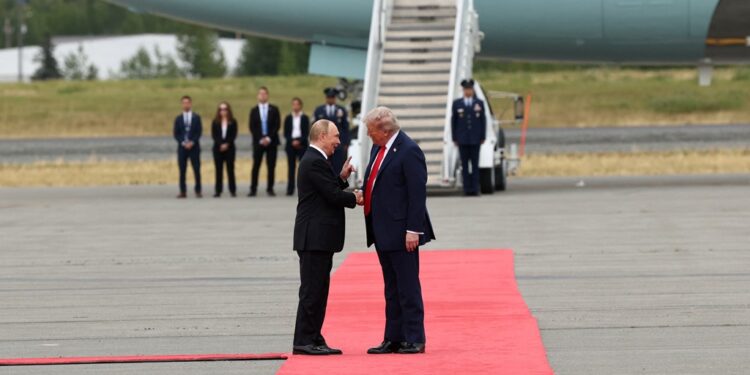 PO NDODH/ Samiti historik në Anchorage: Trump dhe Putin nën fluturimin e avionëve luftarakë amerikanë