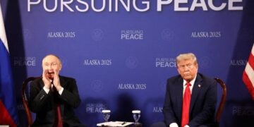 “Në kërkim të paqes”, brenda sallës ku po takohen Trump e Putin. Kujt i bërtet Presidenti rus?