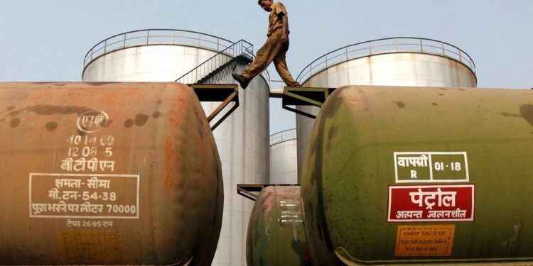 Rusia injoron paralajmërimet e SHBA-ve, planifikon të vijojë shitjen e naftës në Indi