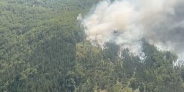 Vatër e re zjarri në Fushë-Arrëz, bashkia u bën thirrje edhe banorëve të shuajnë flakët