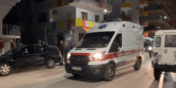 E rëndë në Vlorë, fëmija bie nga ballkoni i një banese në Lungomare