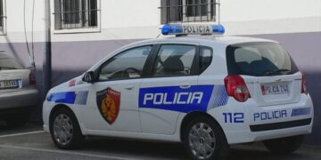 Ushtroi dhunë ndaj bashkëshortes, shpallet në kërkim 70-vjeçari në Cërrik