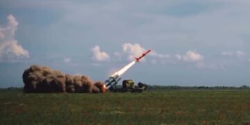 Ukraina prezanton raketën e re me rreze të gjatë, e aftë për të goditur brenda Rusisë