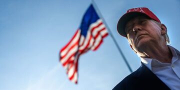 Burg kush djeg flamurin e SHBA/ Trump nxjerr urdhër ekzekutiv: Departamenti i Drejtësisë të hetojë rastet