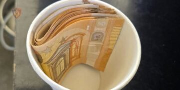 Eurot në gotë plastike! Inspektorëve të IMT-së Tiranë iu gjetën mbi 3 mijë euro