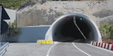 Aksident i trefishtë në Tunelin e Llogarasë! Ka vetëm dëme materiale, pas përplasjes